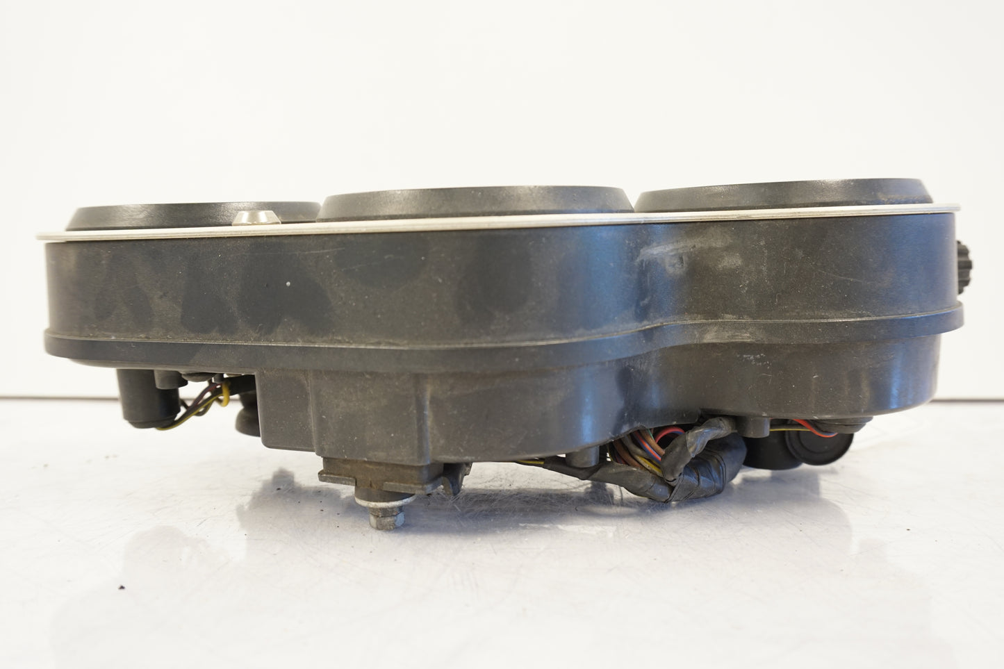 Vänster sida på Instrumentpanel från en Kawasaki ZX-9R -1996 motorcykel.