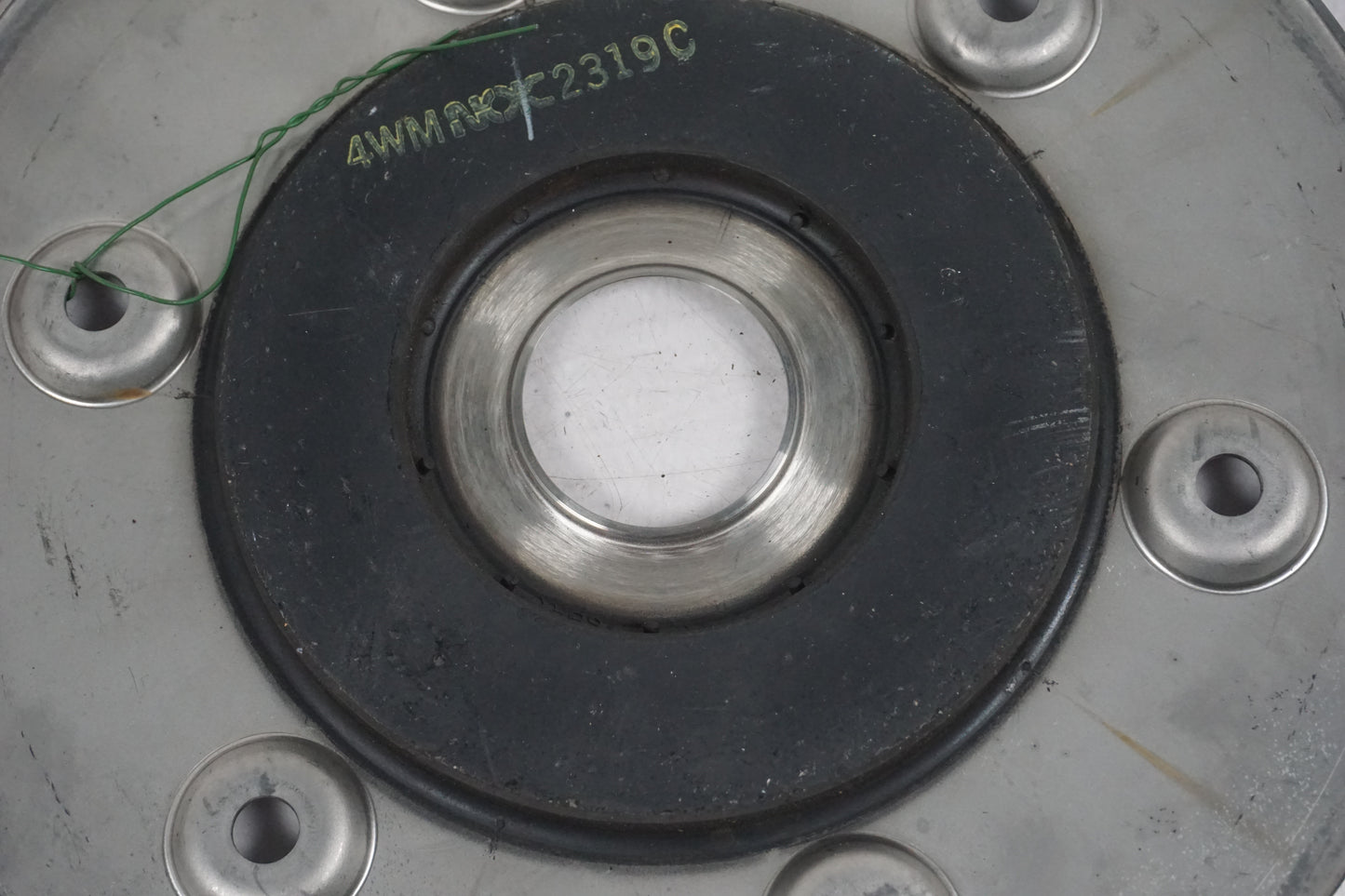 Snett uppifrån på Bromsskivedekor från en Yamaha XV 1600 -2002 motorcykel.