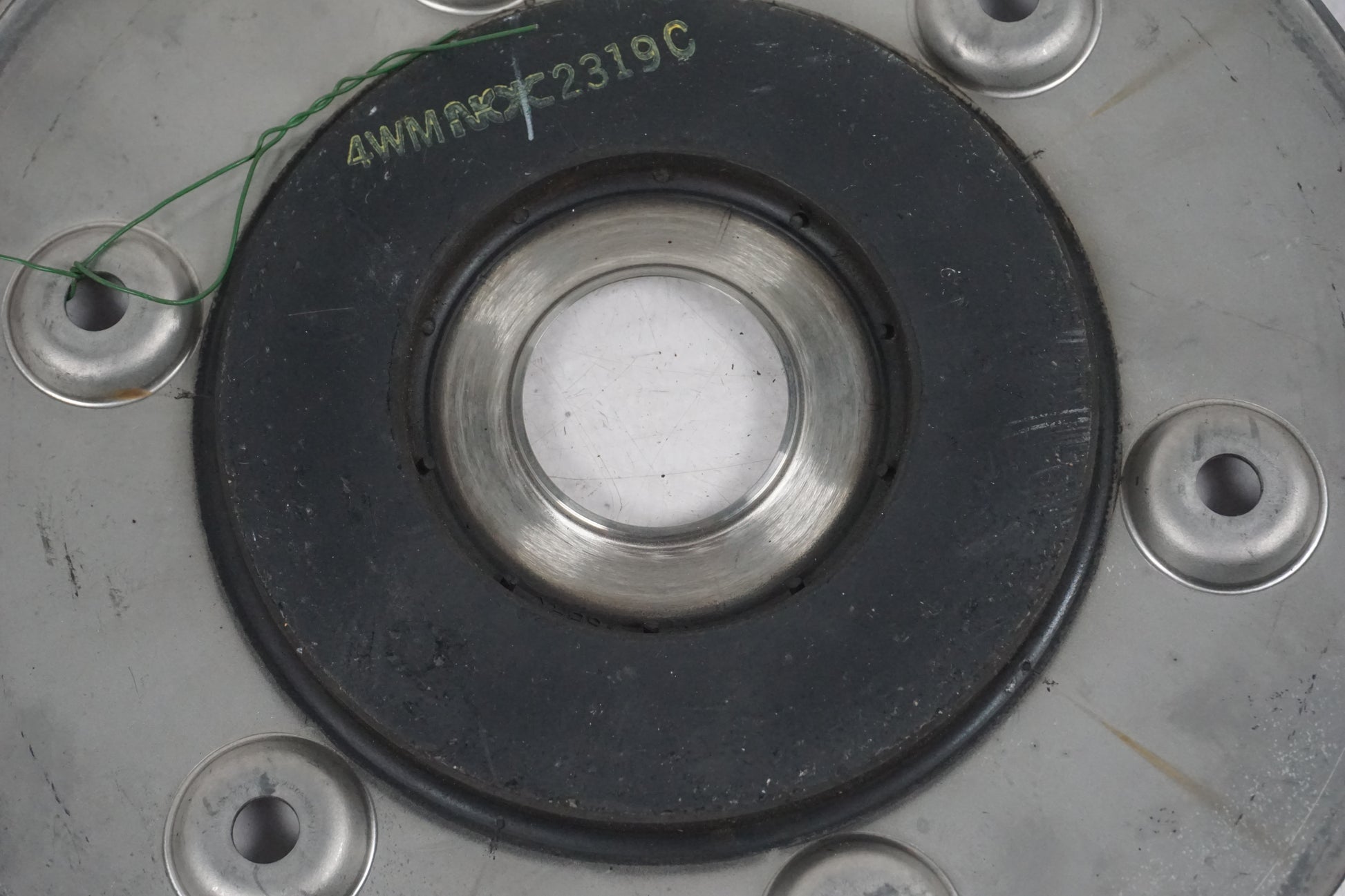 Snett uppifrån på Bromsskivedekor från en Yamaha XV 1600 -2002 motorcykel.