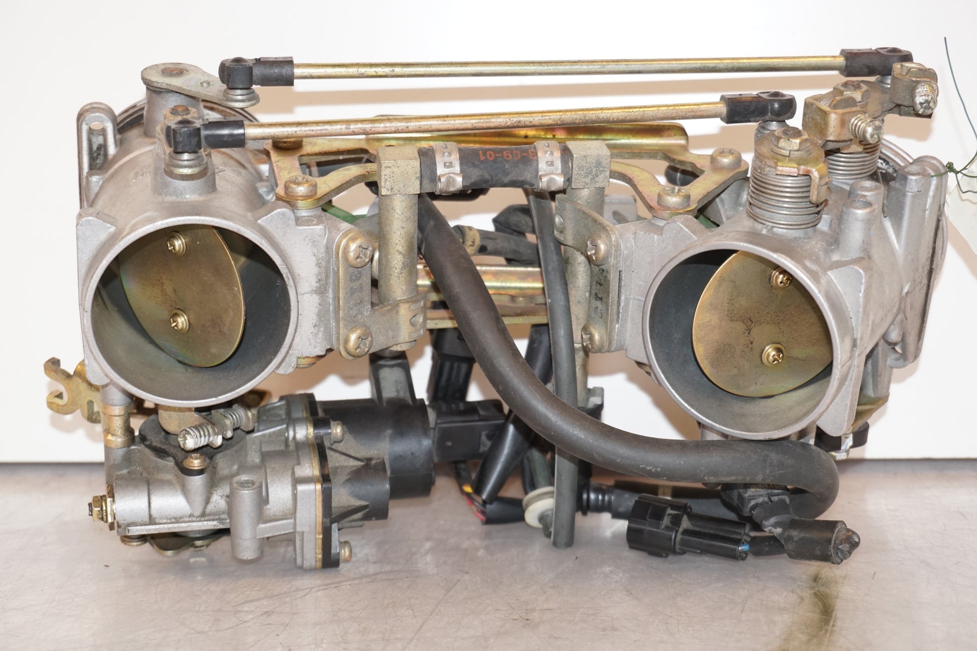 Höger sida på Spjällhus från en Suzuki SV 1000 -2004 motorcykel.