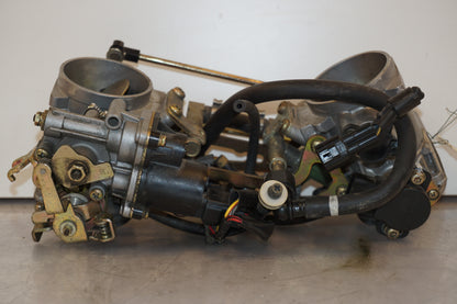 Vänster sida på Spjällhus från en Suzuki SV 1000 -2004 motorcykel.