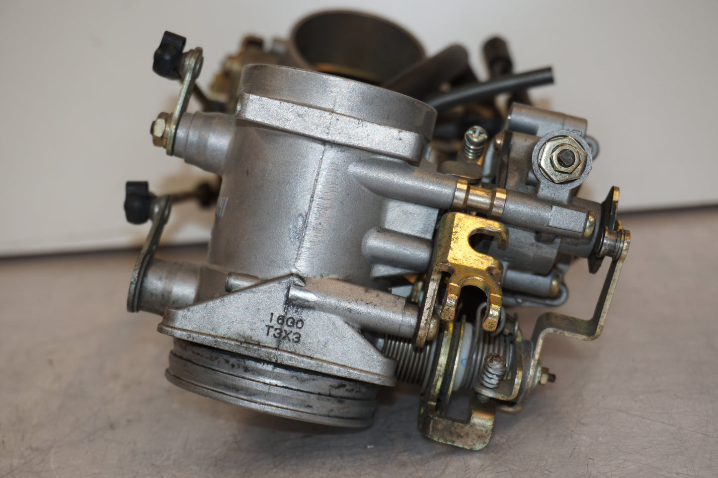 Snett uppifrån på Spjällhus från en Suzuki SV 1000 -2004 motorcykel.