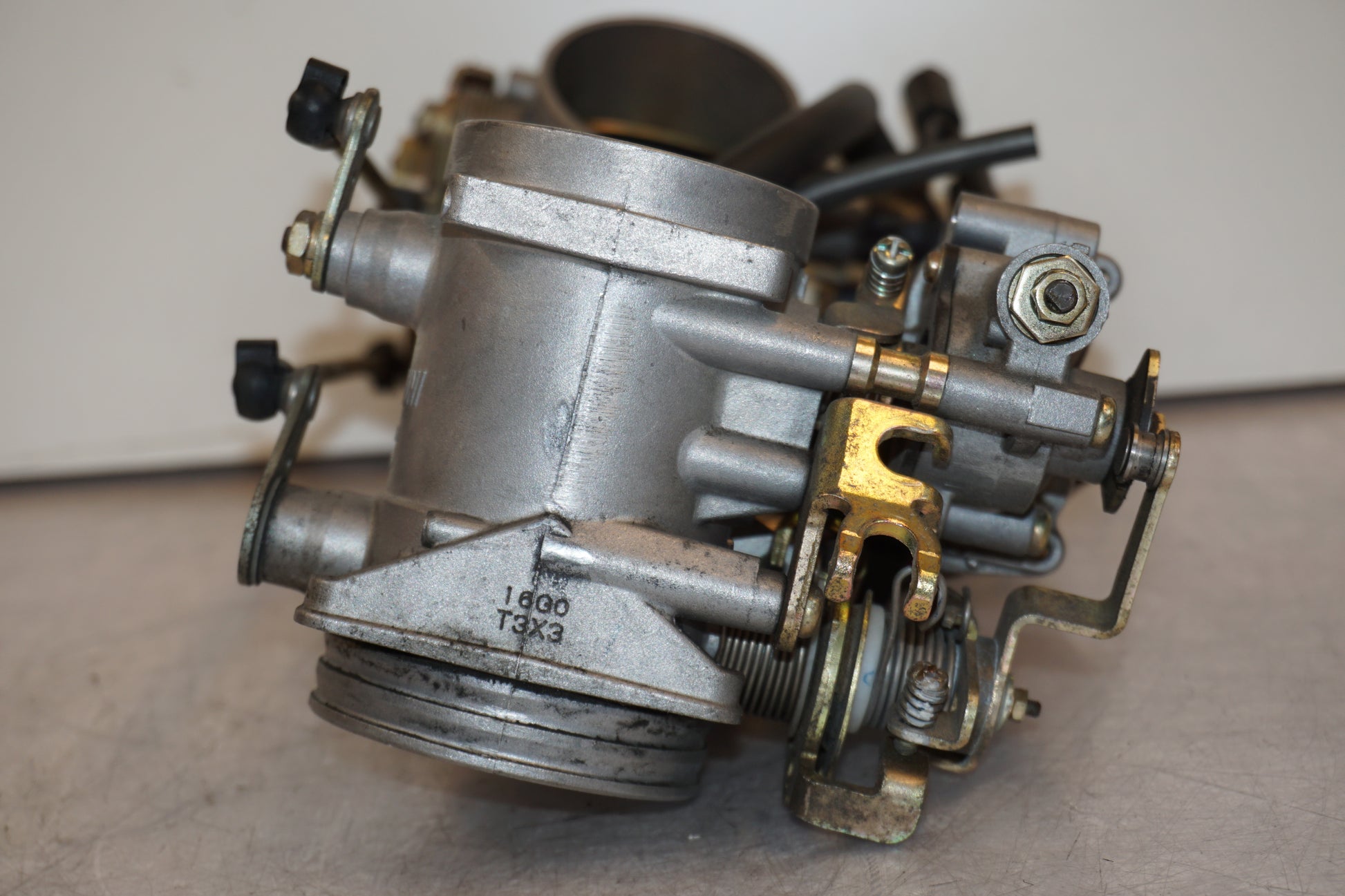 Snett uppifrån på Spjällhus från en Suzuki SV 1000 -2004 motorcykel.