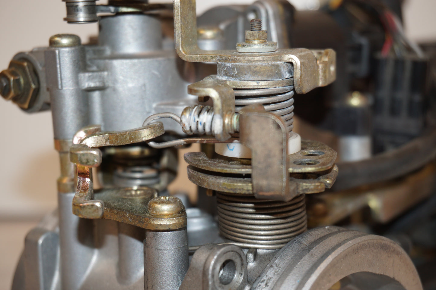 Snett nerifrån på Spjällhus från en Suzuki SV 1000 -2004 motorcykel.