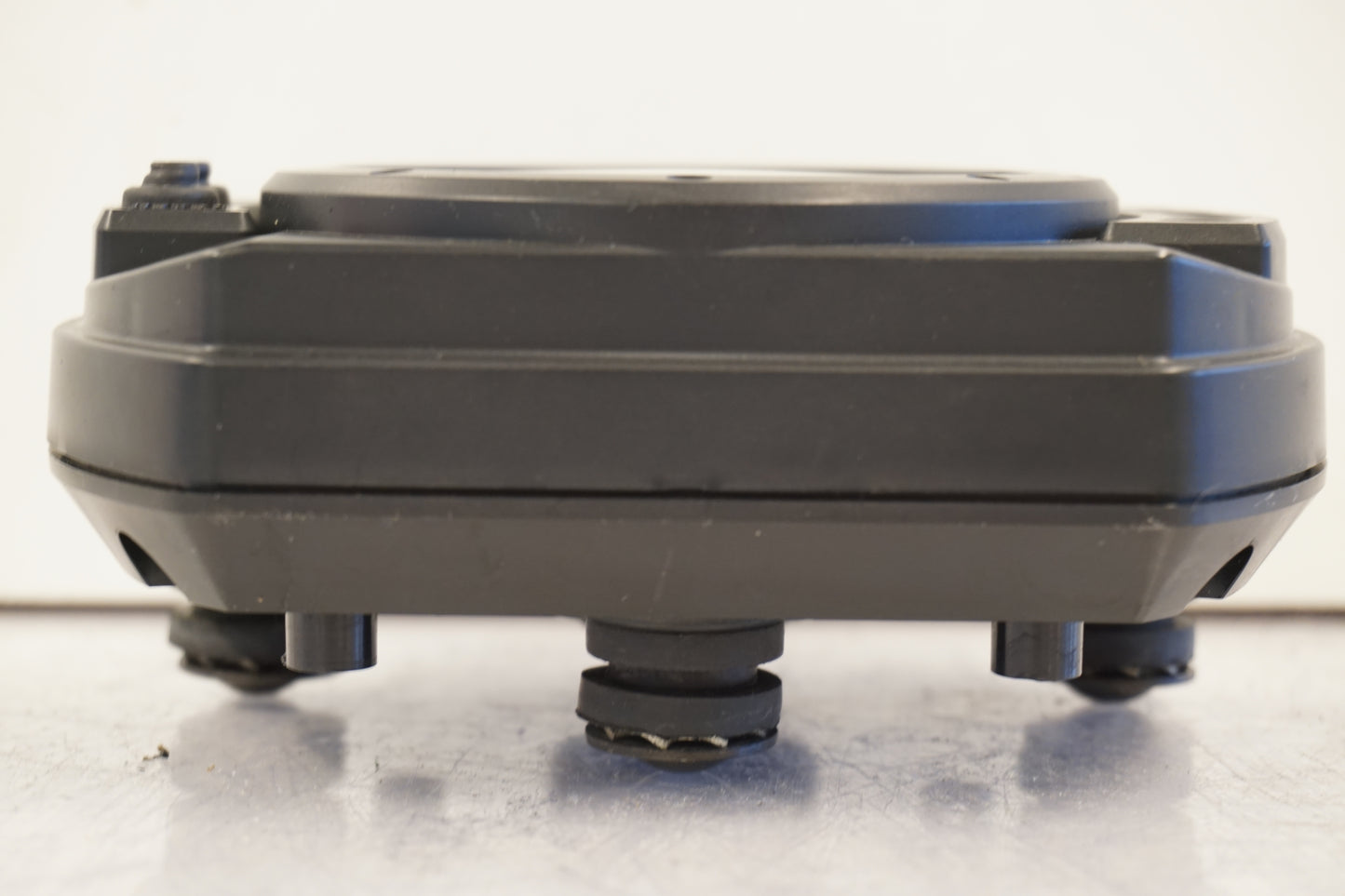 Baksidan på Instrumentpanel från en Kawasaki ZX-10R -2005 motorcykel.