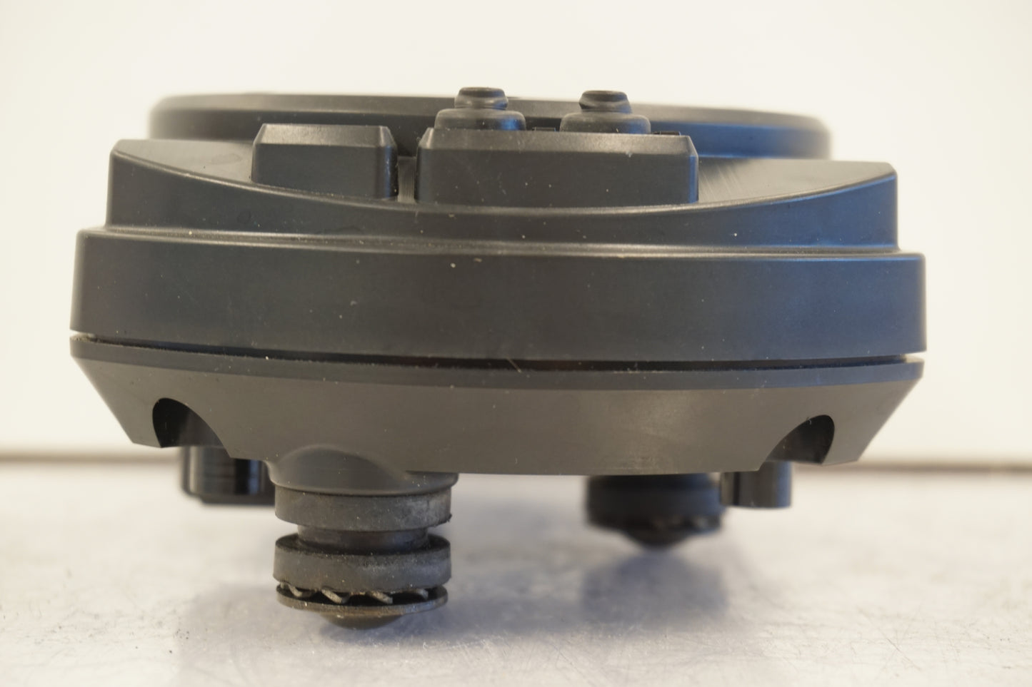 Snett uppifrån på Instrumentpanel från en Kawasaki ZX-10R -2005 motorcykel.