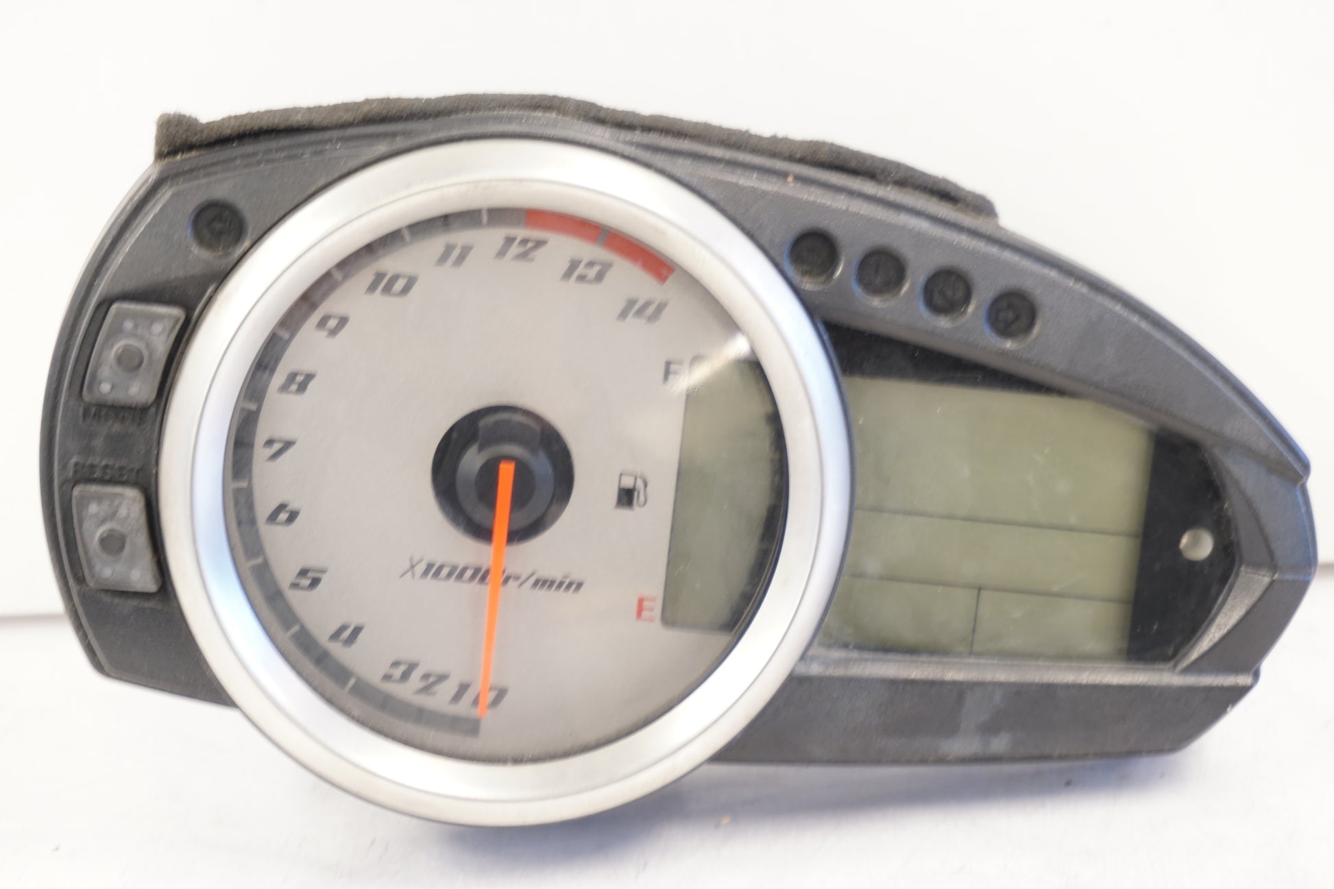 Framsidan på Instrumentpanel från en Kawasaki Z 750 -2008 motorcykel.