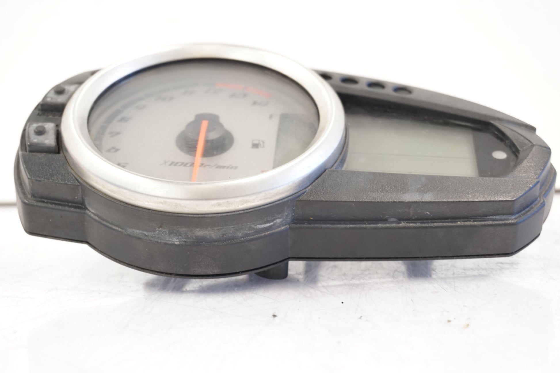 Baksidan på Instrumentpanel från en Kawasaki Z 750 -2008 motorcykel.