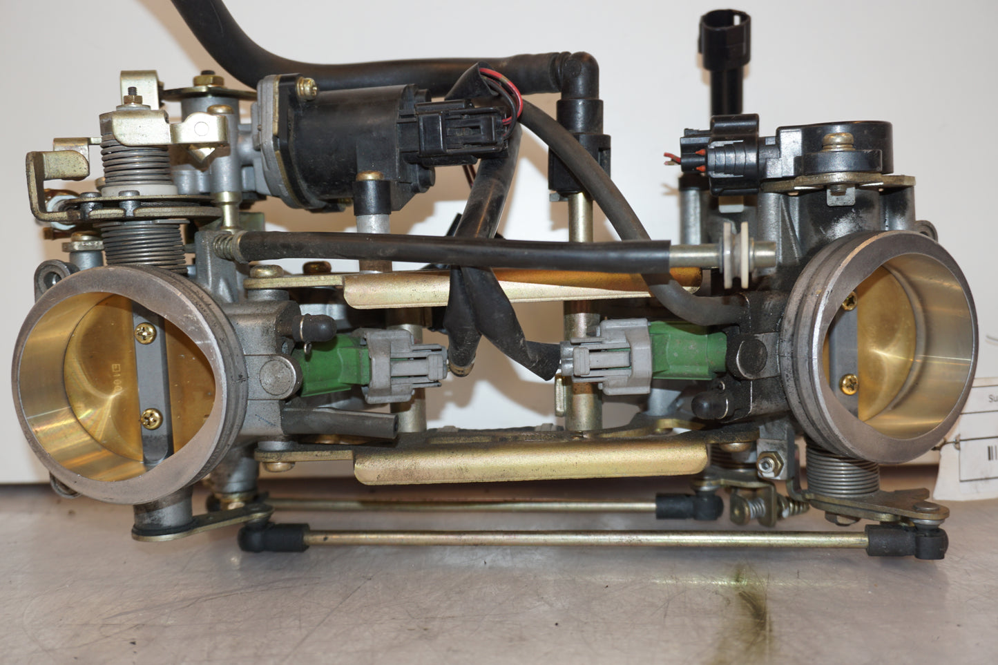 Framsidan på Spjällhus från en Suzuki SV 1000 -2005 motorcykel.