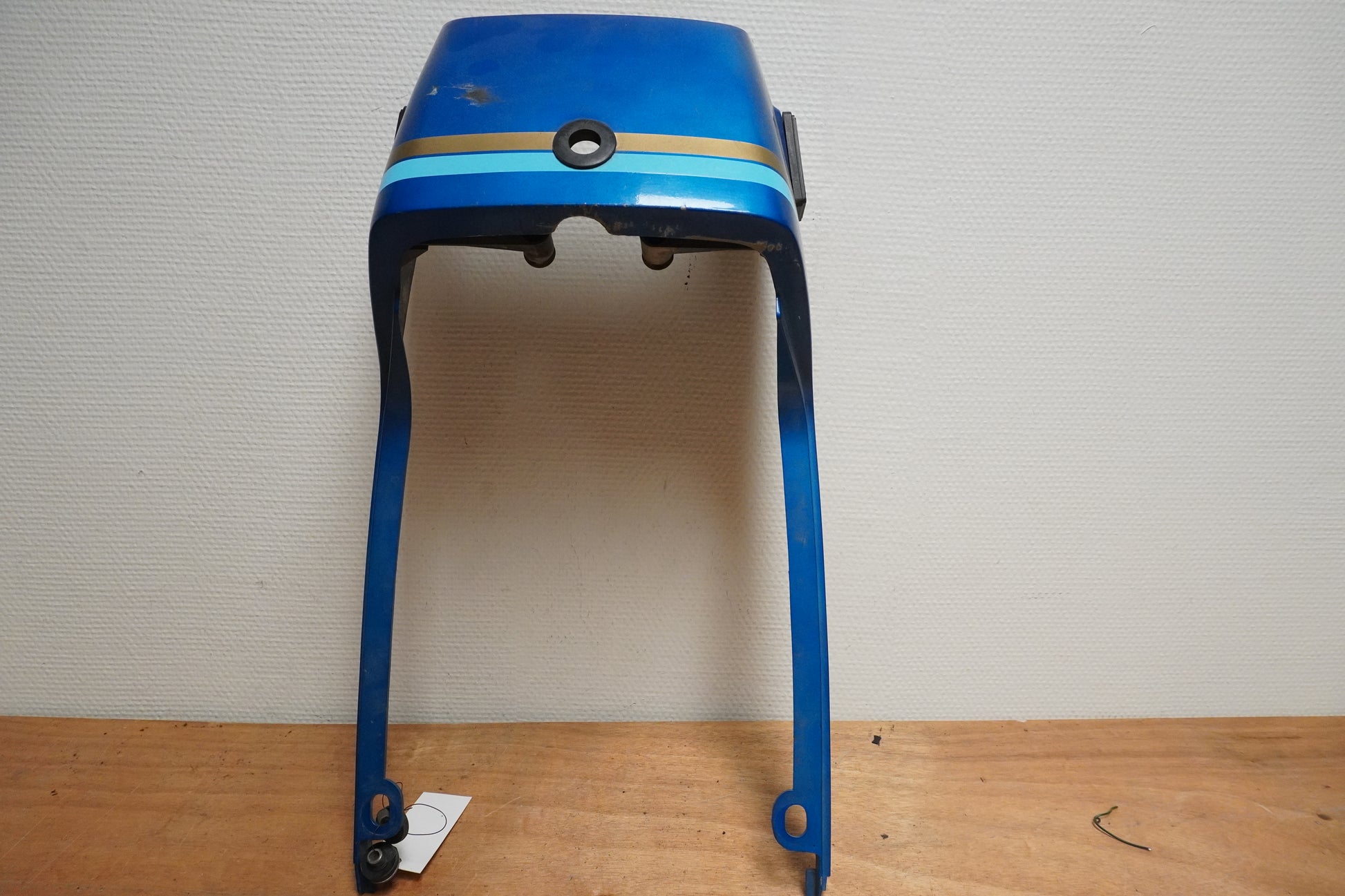 Framsidan på Bakvinge från en Suzuki GS 850 G -1982 motorcykel.