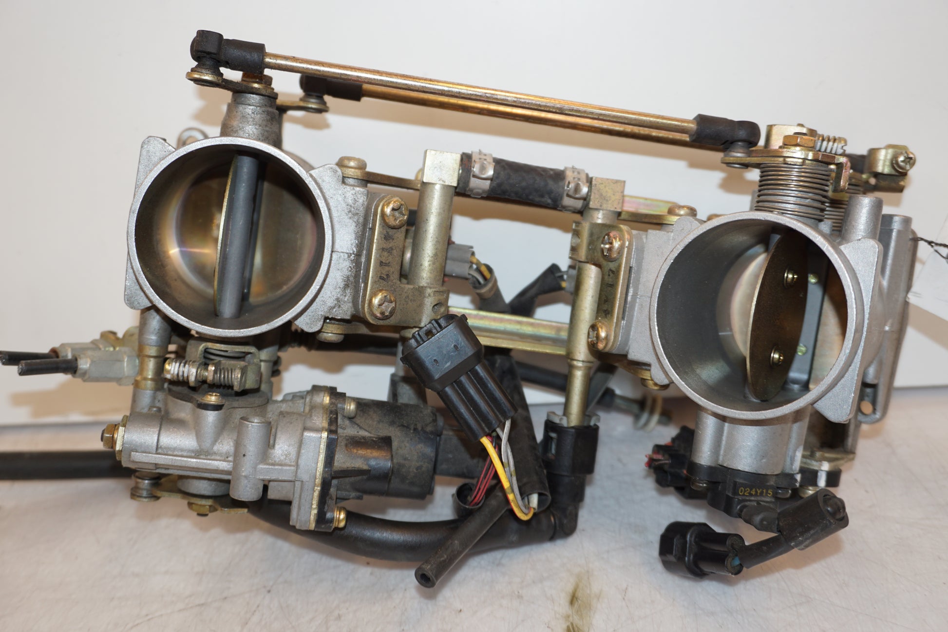 Höger sida på Spjällhus från en Suzuki SV 1000 -2005 motorcykel.