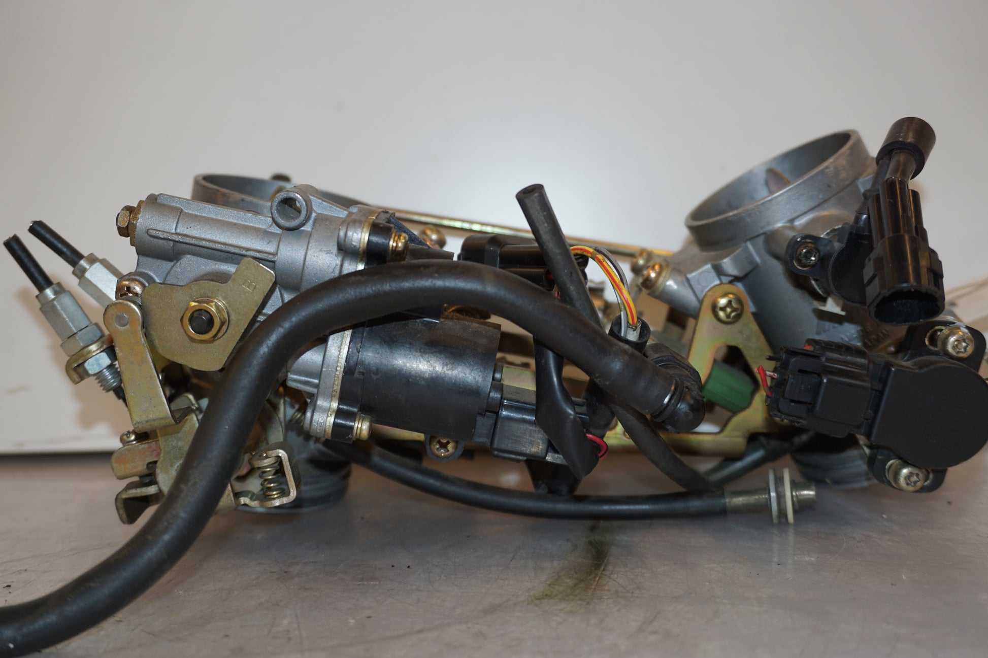 Vänster sida på Spjällhus från en Suzuki SV 1000 -2005 motorcykel.