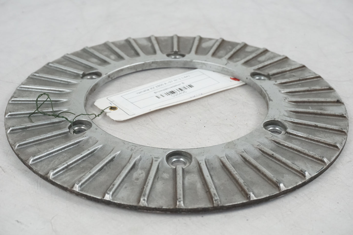 Baksidan på Bromsskivedekor från en Yamaha XV 1900 -2007 motorcykel.