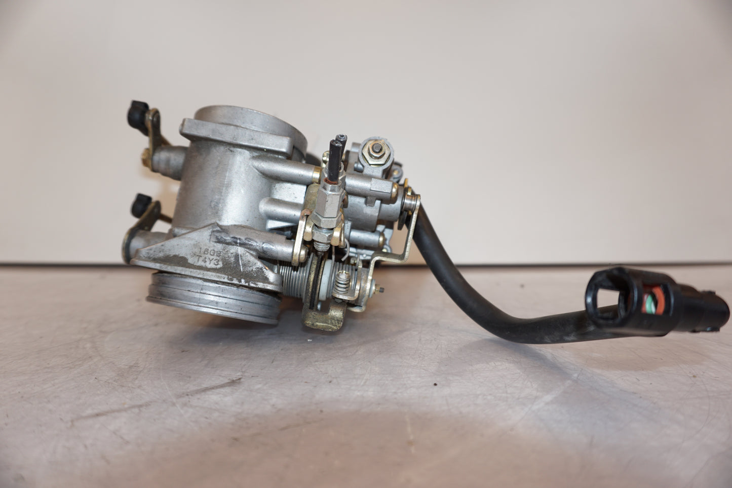 Snett uppifrån på Spjällhus från en Suzuki SV 1000 -2005 motorcykel.