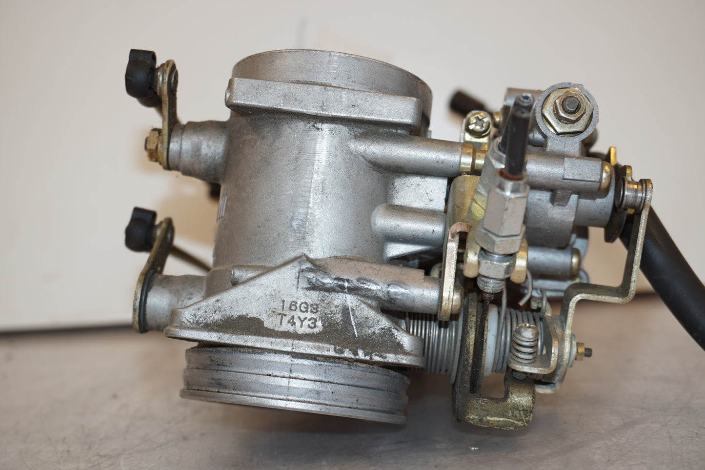 Snett nerifrån på Spjällhus från en Suzuki SV 1000 -2005 motorcykel.