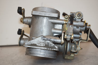 Snett nerifrån på Spjällhus från en Suzuki SV 1000 -2005 motorcykel.