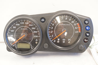 Framsidan på Instrumentpanel från en Kawasaki ER-6F -2007 motorcykel.