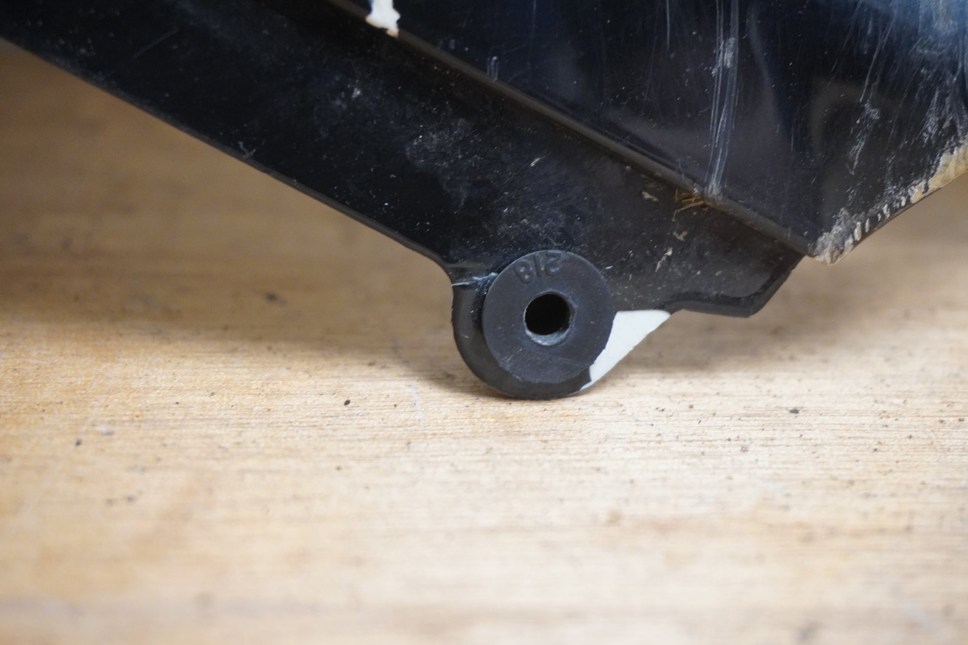 Snett nerifrån på Magkåpa från en Ducati 848 EVO -2012 motorcykel.