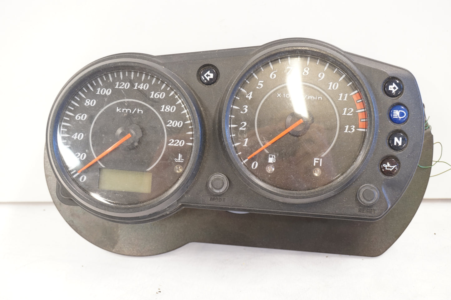 Framsidan på Instrumentpanel från en Kawasaki ER-6F -2006 motorcykel.