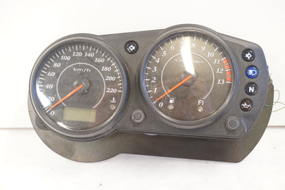 Framsidan på Instrumentpanel från en Kawasaki ER-6F -2006 motorcykel.