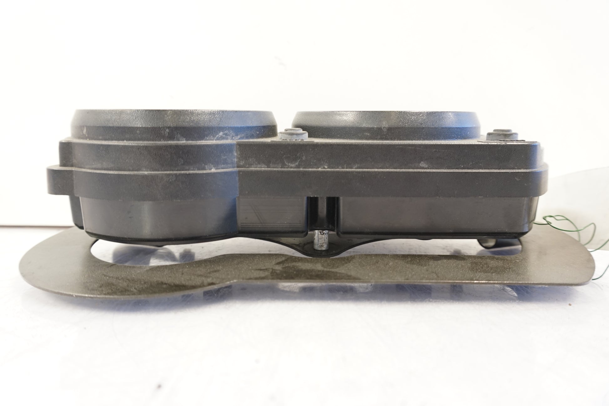 Baksidan på Instrumentpanel från en Kawasaki ER-6F -2006 motorcykel.