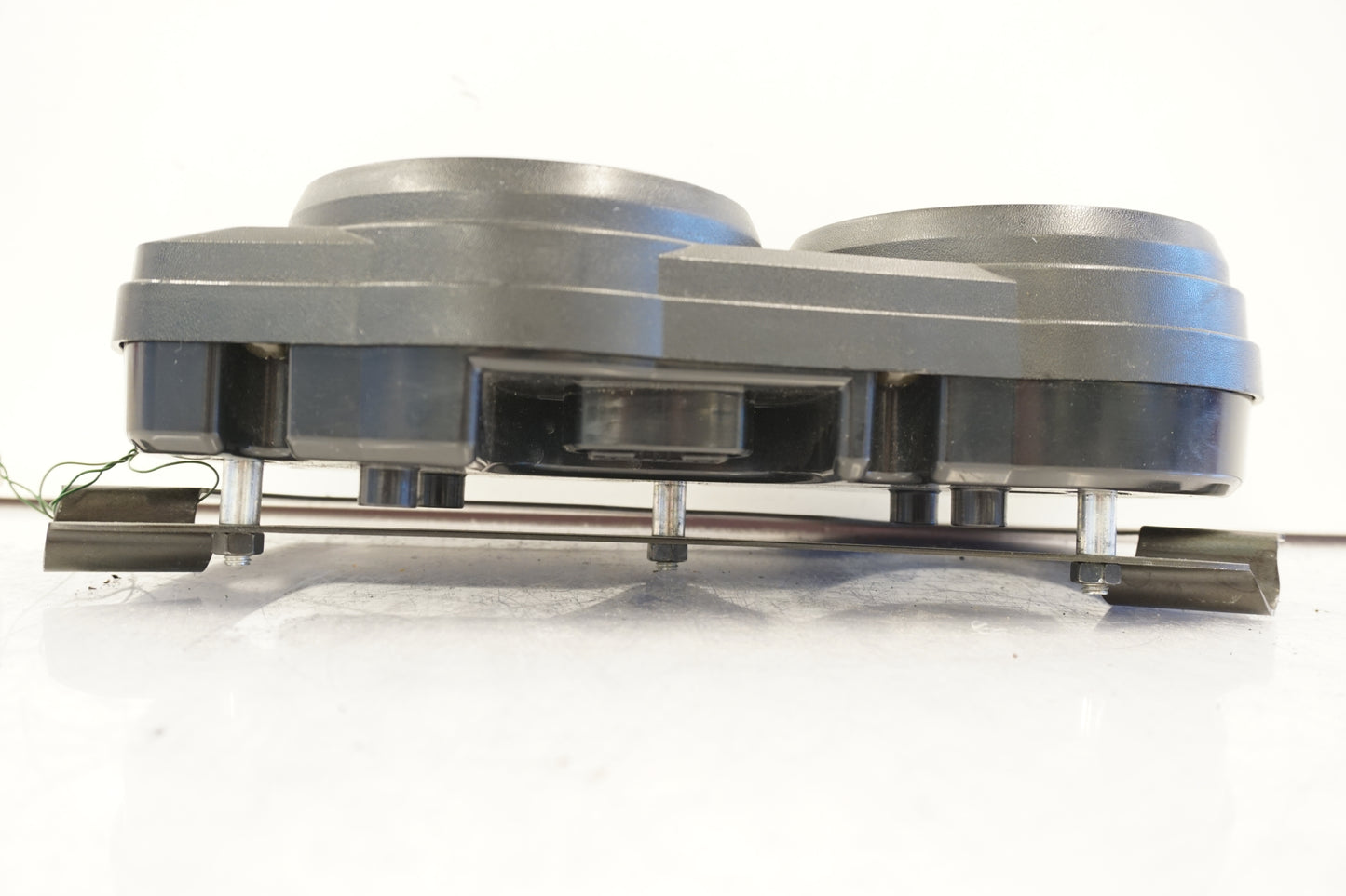 Vänster sida på Instrumentpanel från en Kawasaki ER-6F -2006 motorcykel.