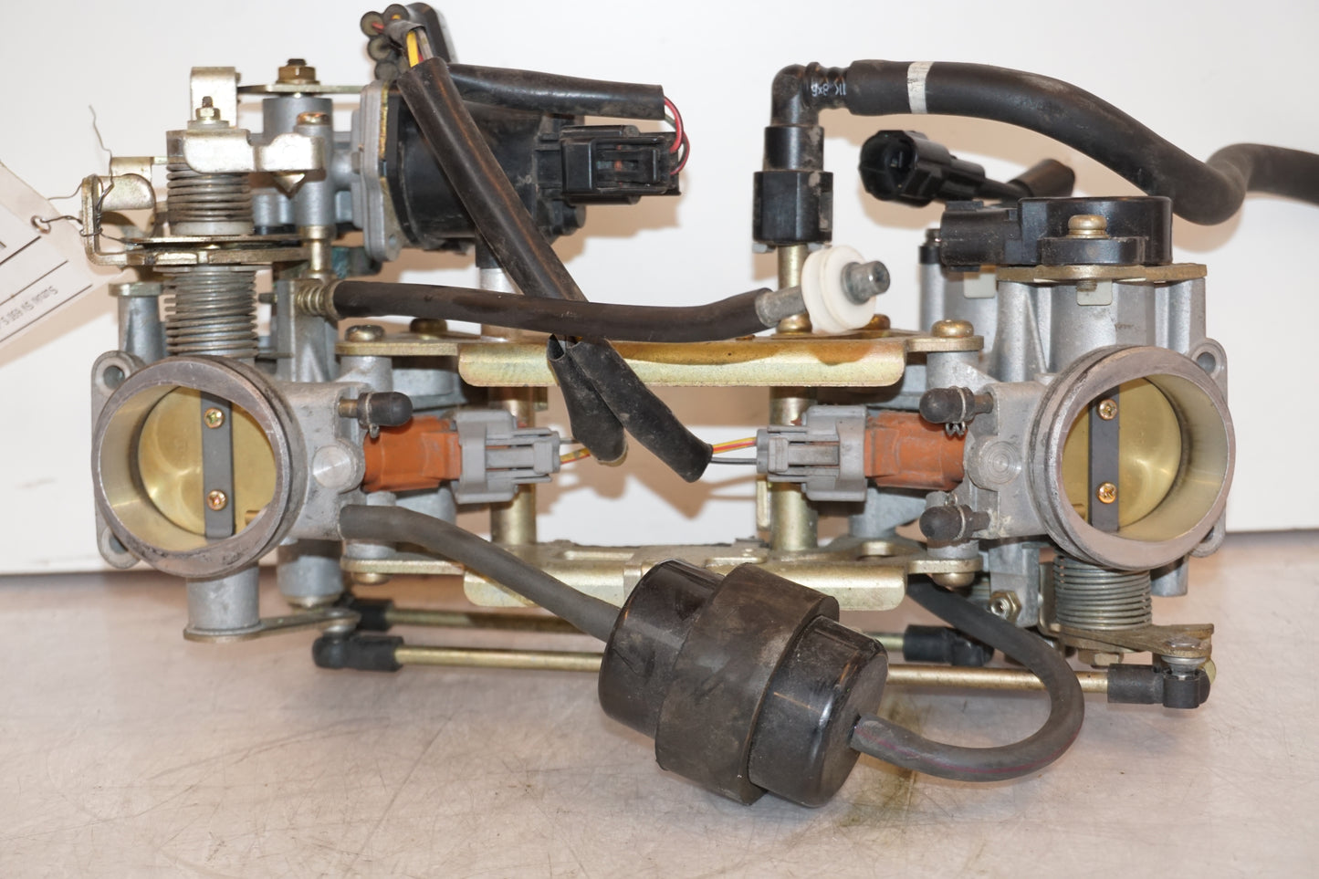 Framsidan på Spjällhus från en Suzuki SV 650 -2003 motorcykel.