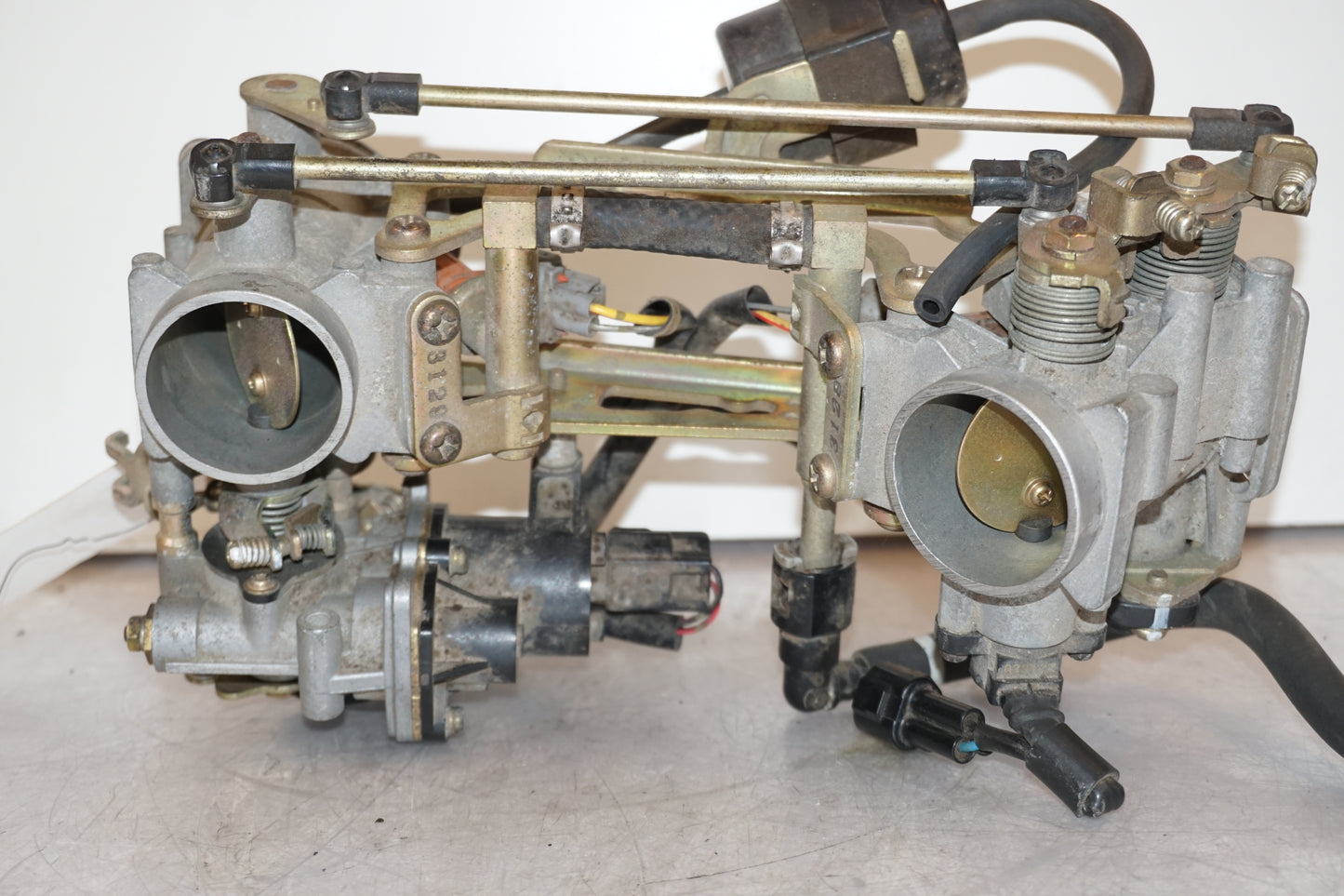 Höger sida på Spjällhus från en Suzuki SV 650 -2003 motorcykel.