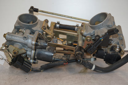 Vänster sida på Spjällhus från en Suzuki SV 650 -2003 motorcykel.