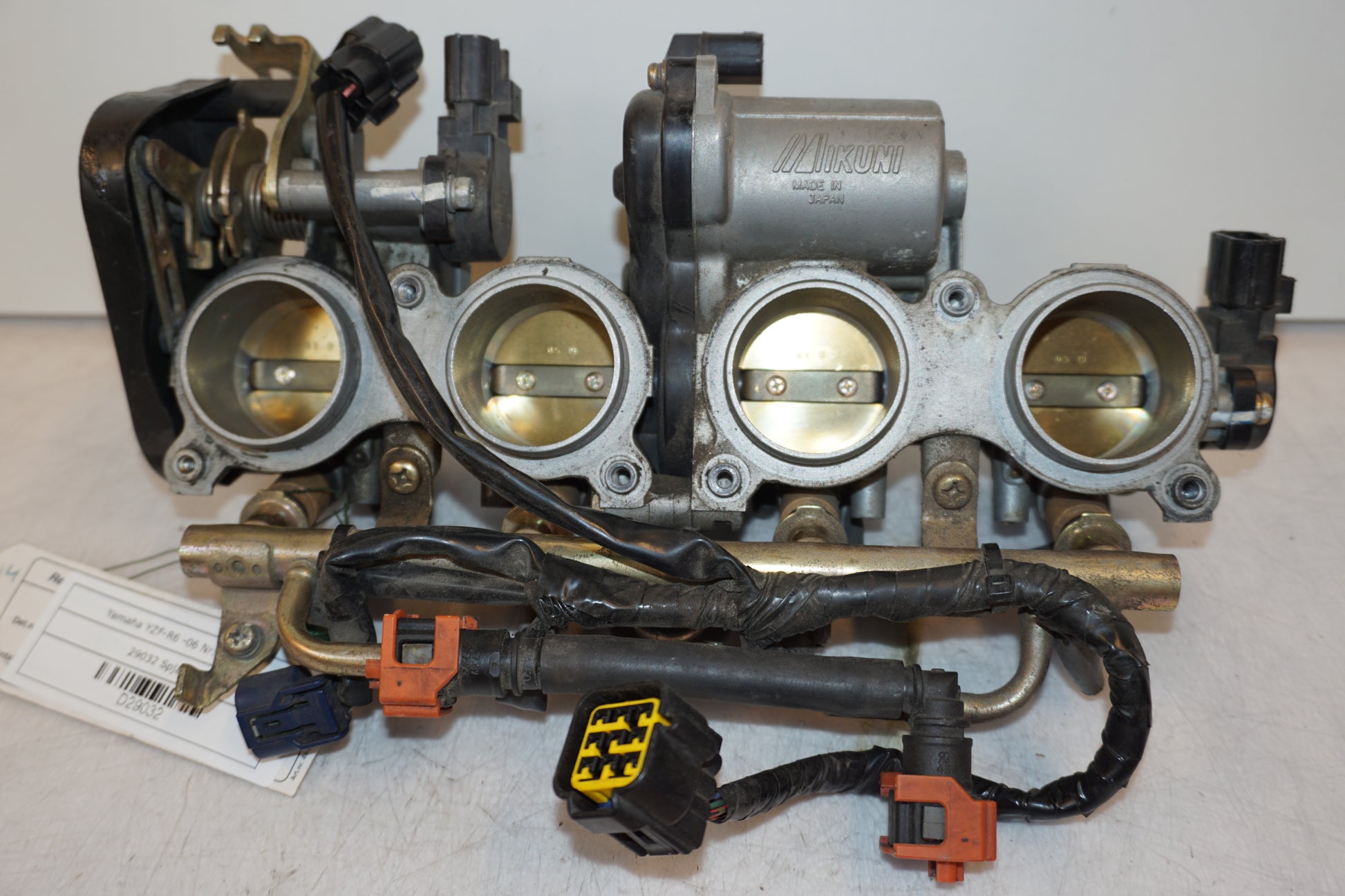 Framsidan på Spjällhus från en Yamaha YZF R6 -2006 motorcykel.