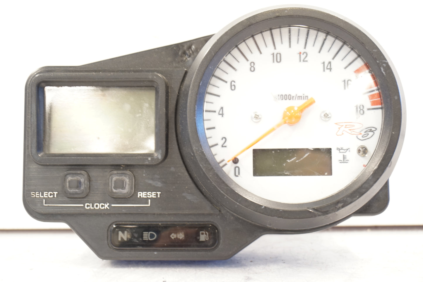 Framsidan på Instrumentpanel från en Yamaha YZF R6 -2000 motorcykel.