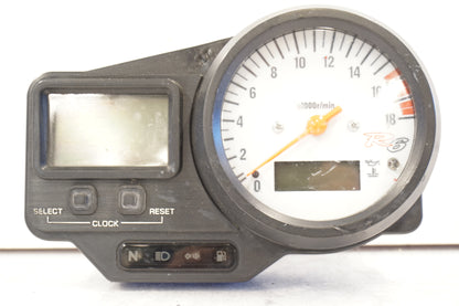 Framsidan på Instrumentpanel från en Yamaha YZF R6 -2000 motorcykel.