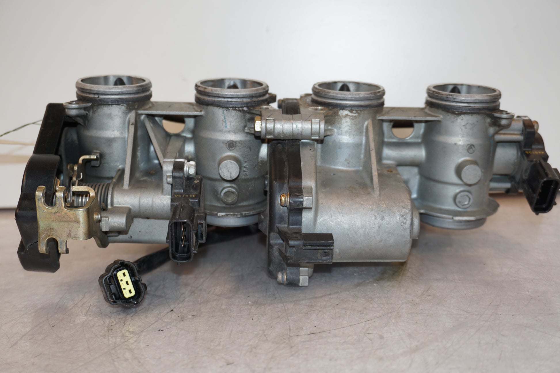 Vänster sida på Spjällhus från en Yamaha YZF R6 -2006 motorcykel.