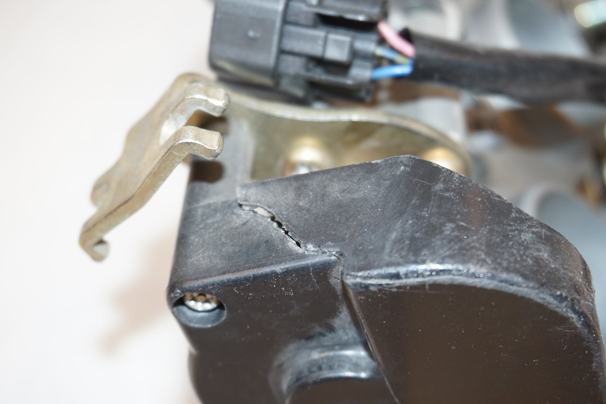 Snett nerifrån på Spjällhus från en Yamaha YZF R6 -2006 motorcykel.