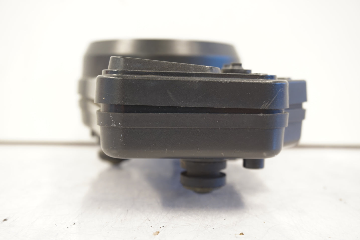 Snett uppifrån på Instrumentpanel från en Yamaha YZF R6 -2000 motorcykel.