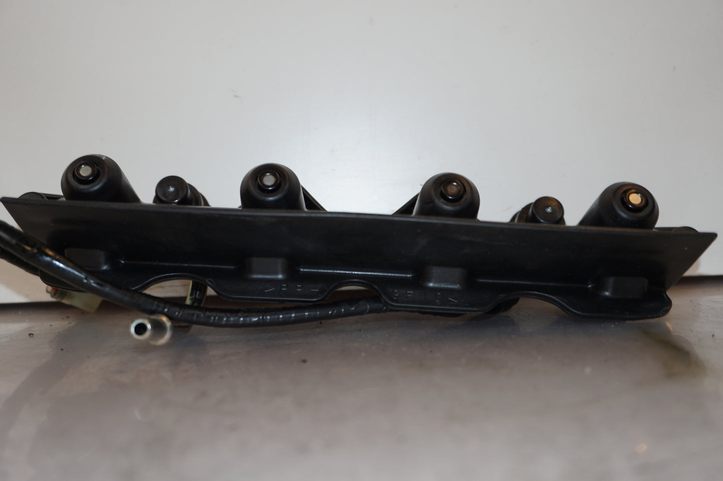 Baksidan på Fuel Rail från en Yamaha YZF R6 -2007 motorcykel.