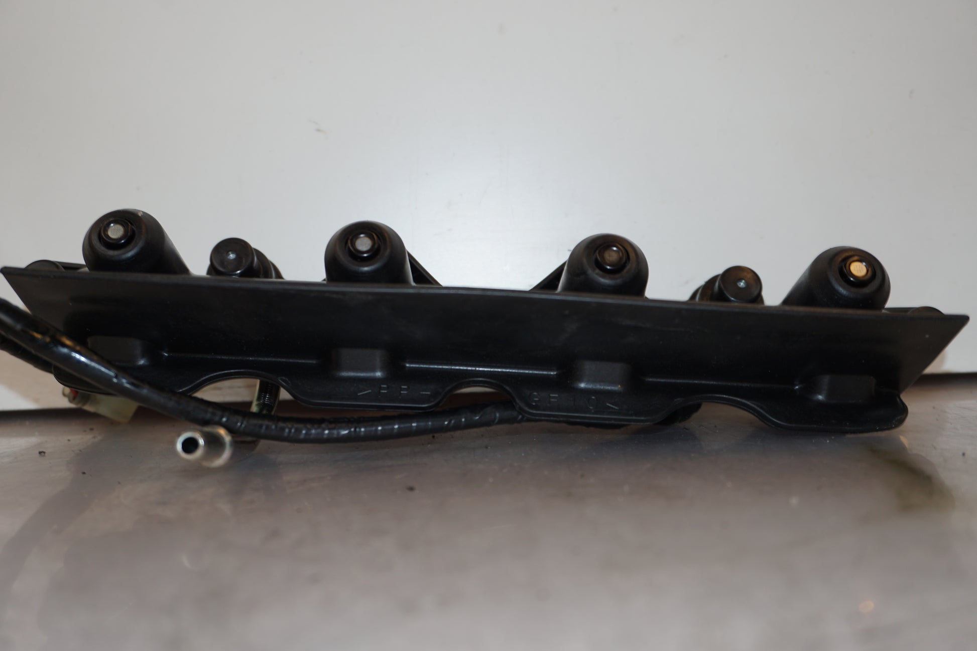 Baksidan på Fuel Rail från en Yamaha YZF R6 -2007 motorcykel.