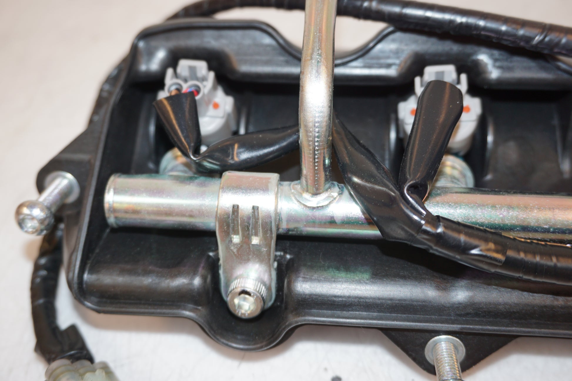 Vänster sida på Fuel Rail från en Yamaha YZF R6 -2007 motorcykel.