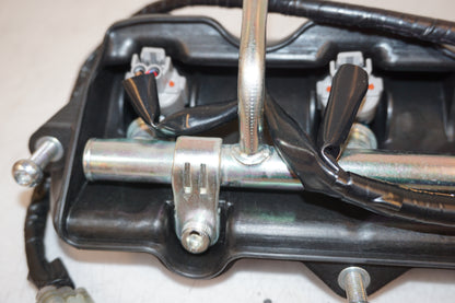 Vänster sida på Fuel Rail från en Yamaha YZF R6 -2007 motorcykel.