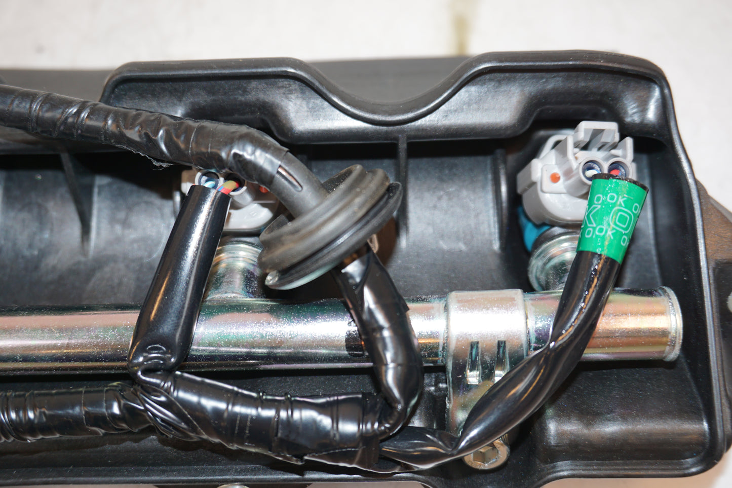 Snett uppifrån på Fuel Rail från en Yamaha YZF R6 -2007 motorcykel.