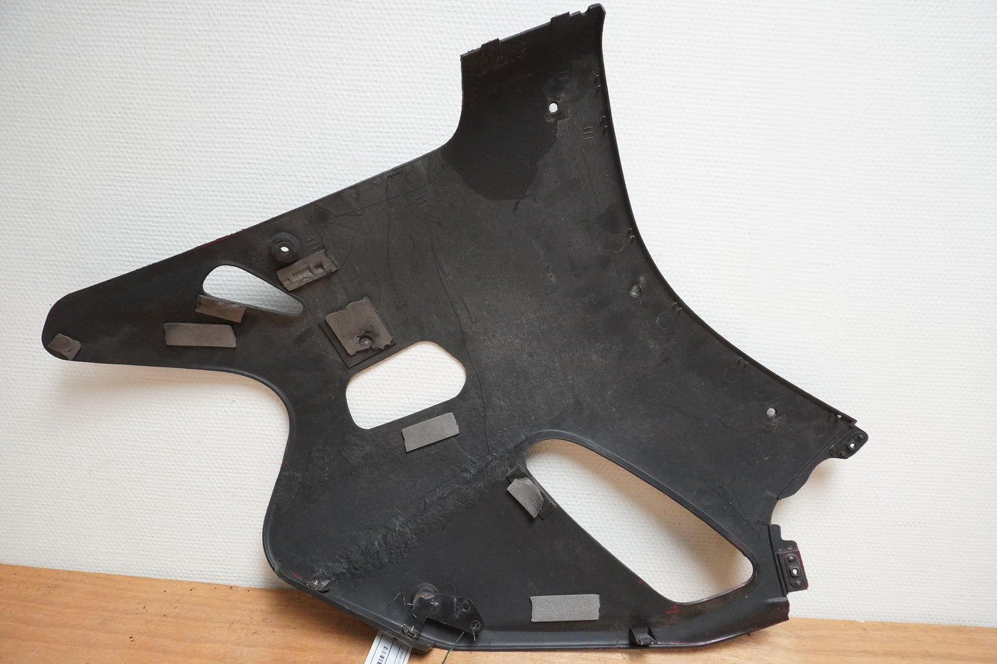 Snett nerifrån på Sidkåpa från en Suzuki GSX-R 750 -1995 motorcykel.