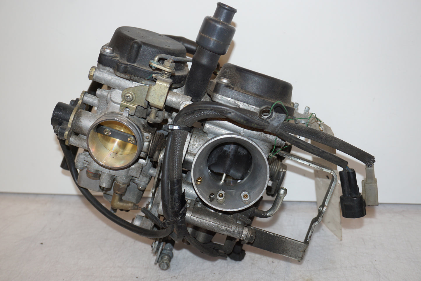 Framsidan på Förgasare från en Yamaha BT 1100 -2002 motorcykel.