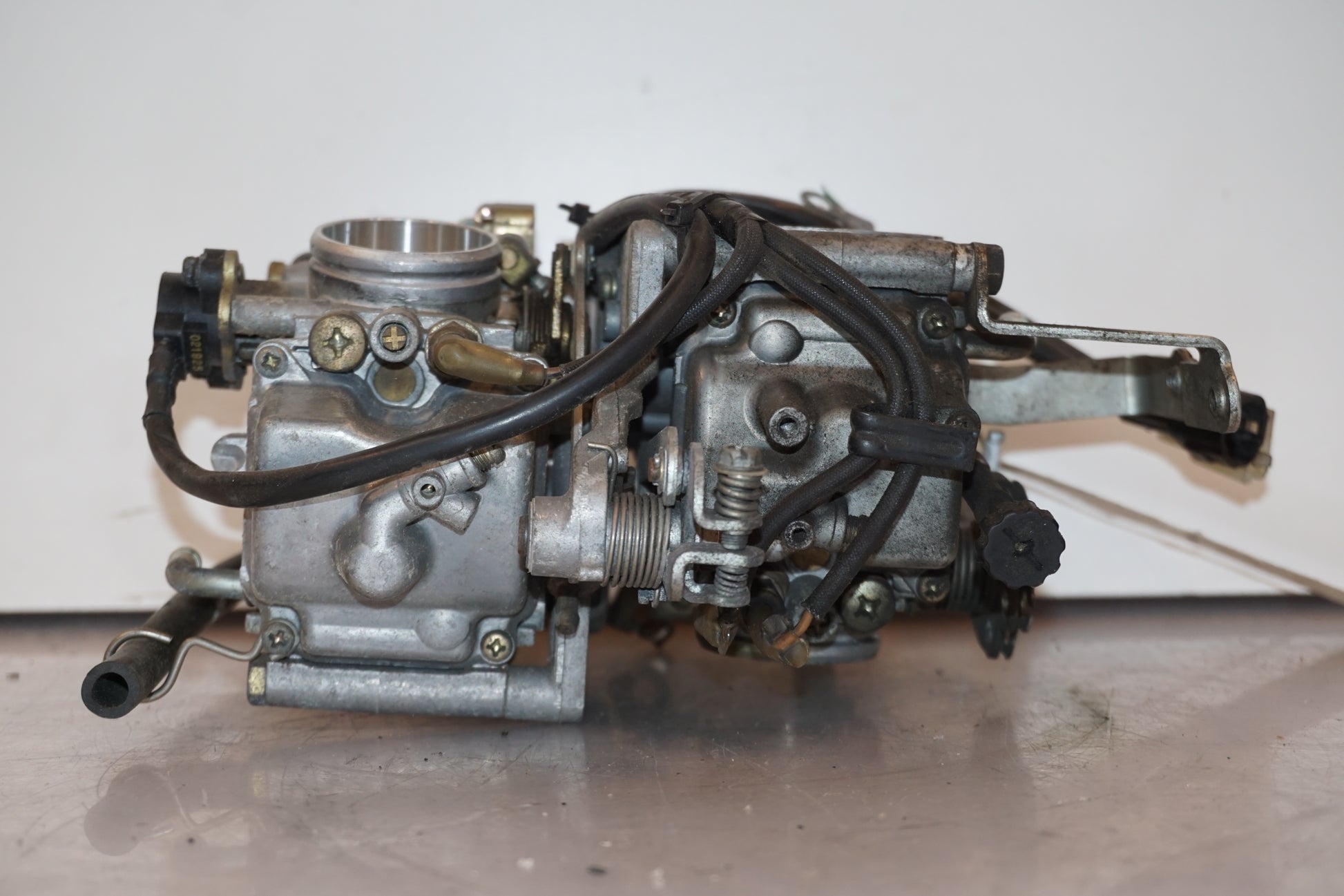 Baksidan på Förgasare från en Yamaha BT 1100 -2002 motorcykel.