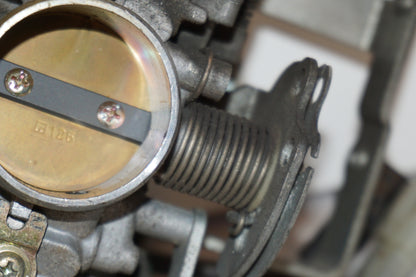 Snett uppifrån på Förgasare från en Yamaha BT 1100 -2002 motorcykel.