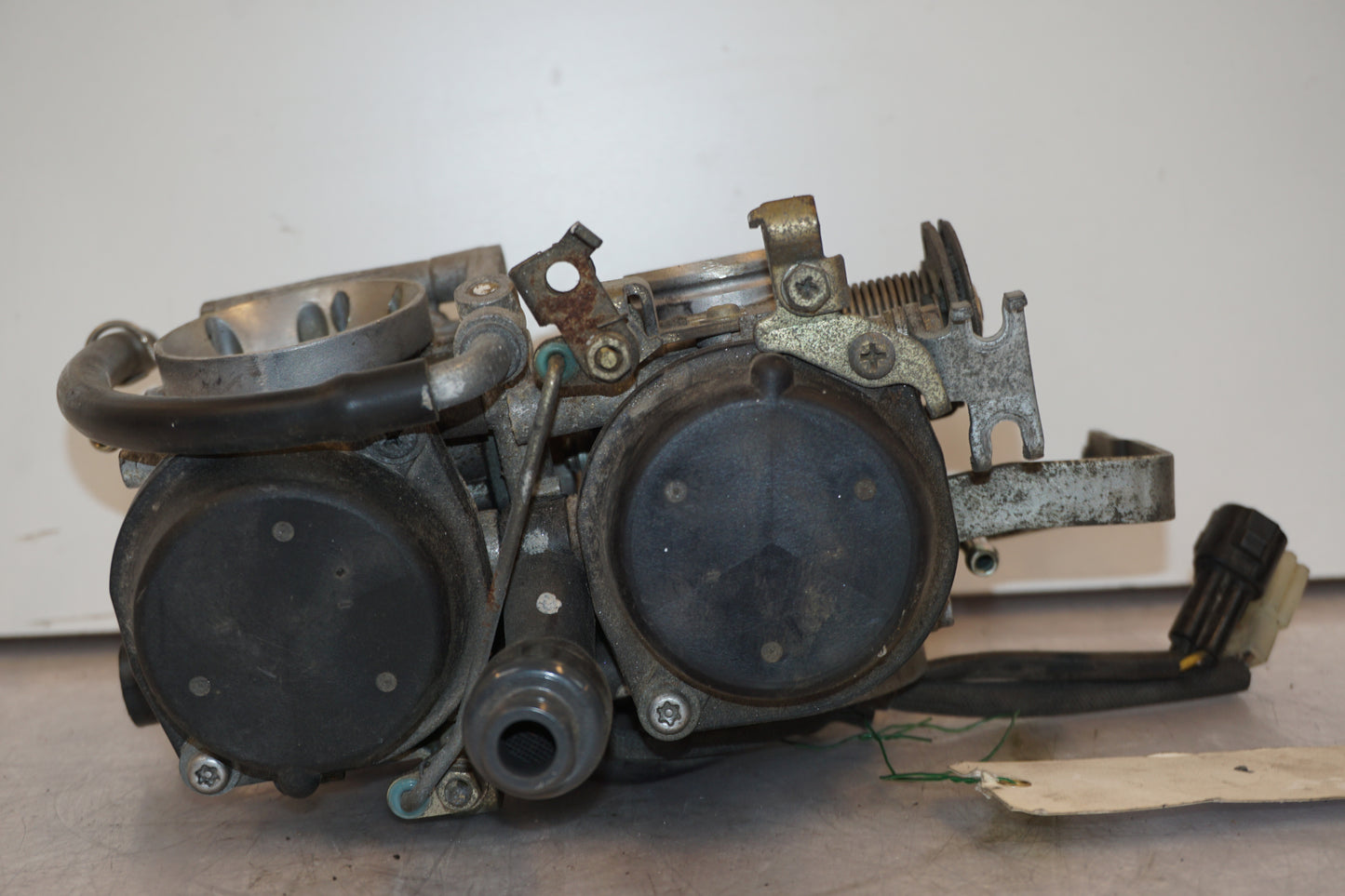 Snett nerifrån på Förgasare från en Yamaha BT 1100 -2002 motorcykel.