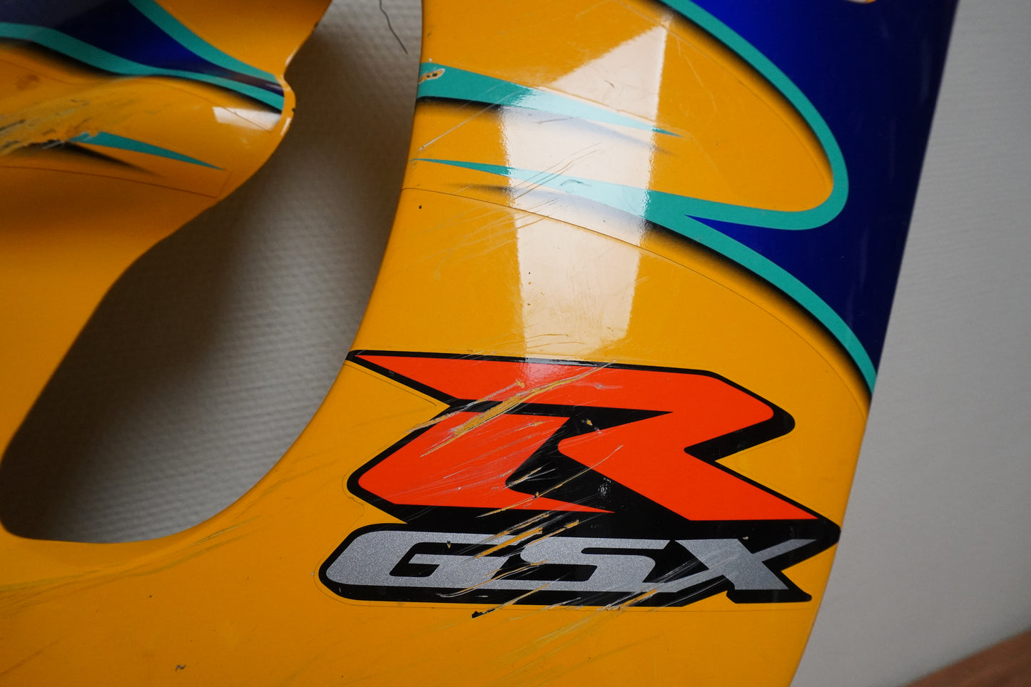 Höger sida på Sidkåpa från en Suzuki GSX-R 750 -1996 motorcykel.