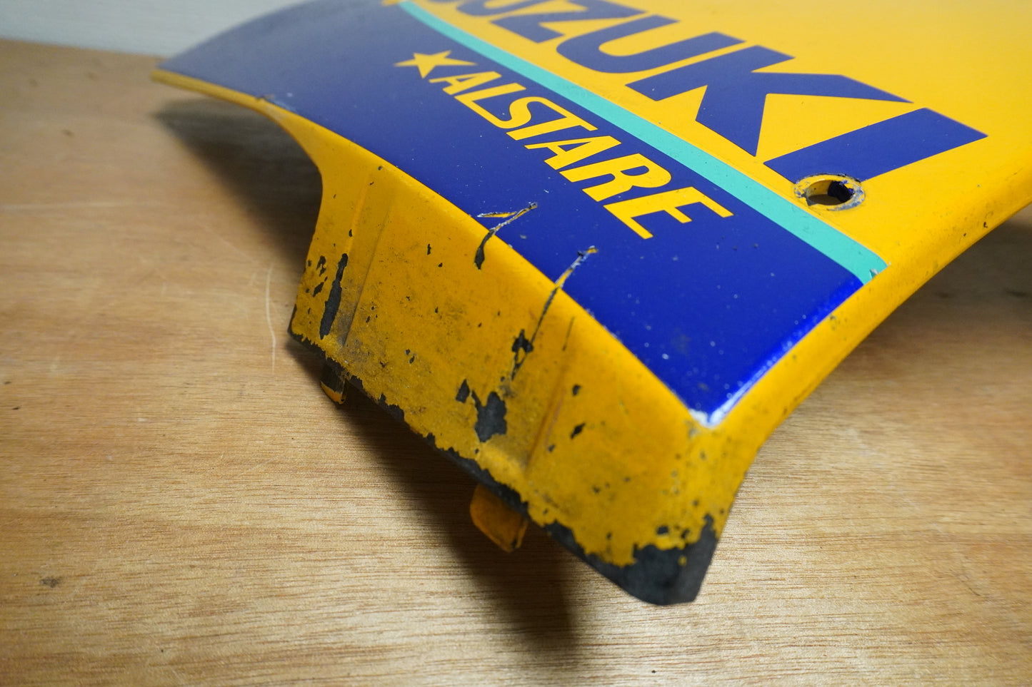 Snett nerifrån på Sidkåpa från en Suzuki GSX-R 750 -1996 motorcykel.