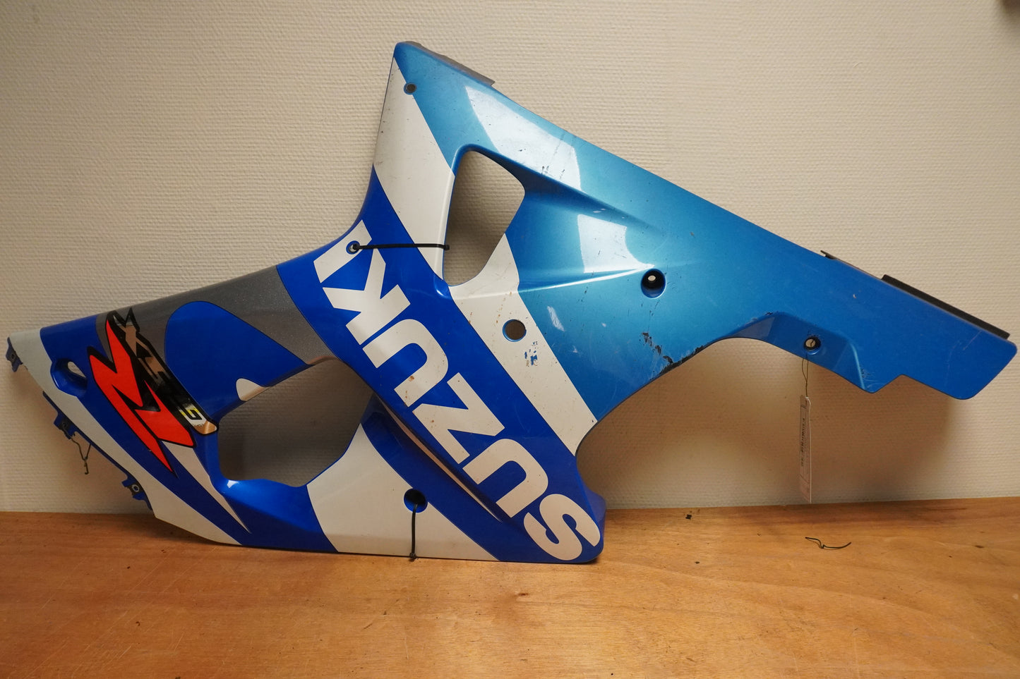Framsidan på Sidkåpa från en Suzuki GSX-R 1000 -2001 motorcykel.