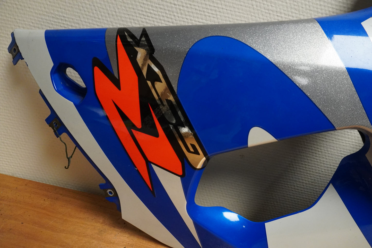 Baksidan på Sidkåpa från en Suzuki GSX-R 1000 -2001 motorcykel.