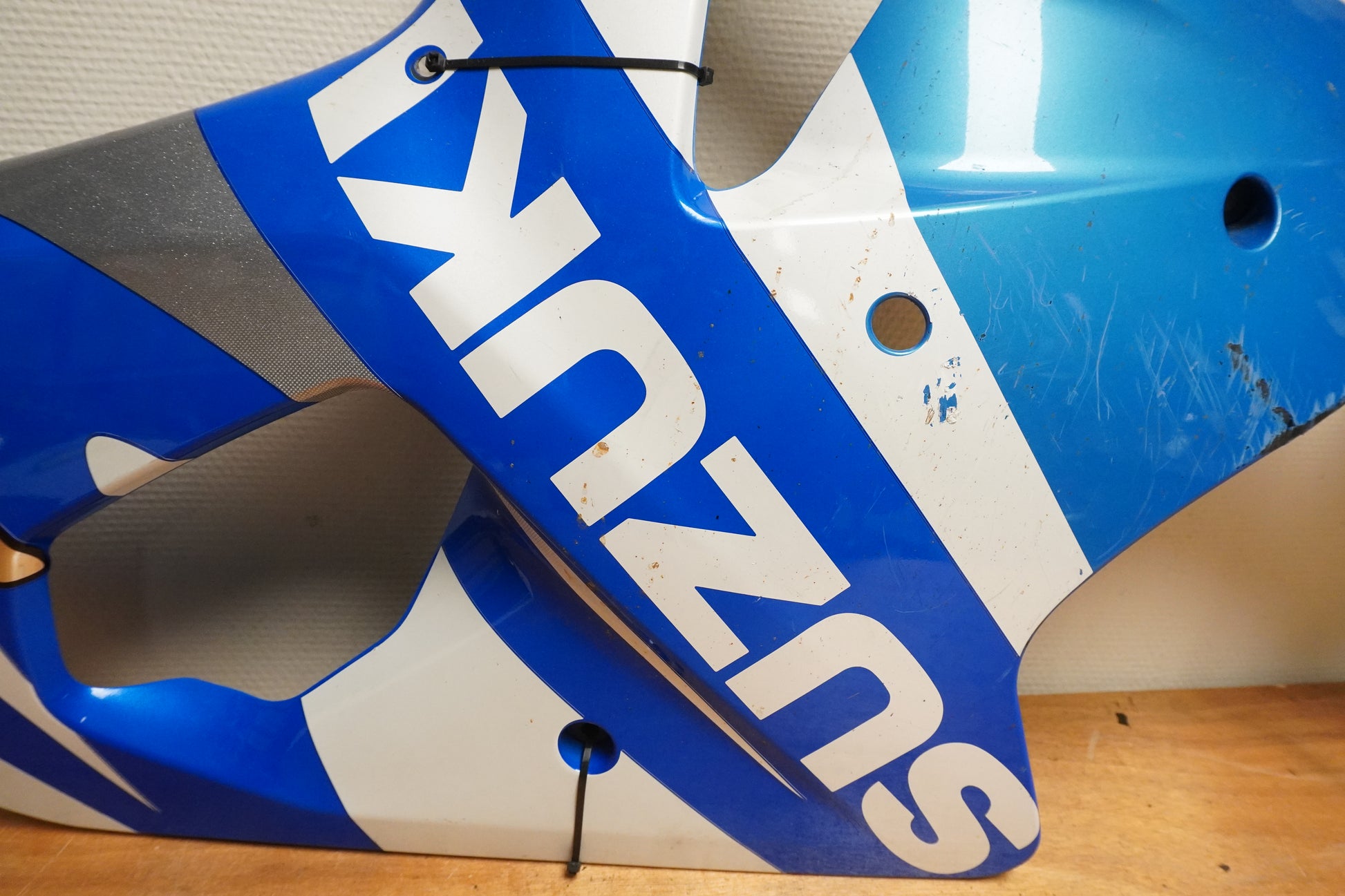Höger sida på Sidkåpa från en Suzuki GSX-R 1000 -2001 motorcykel.